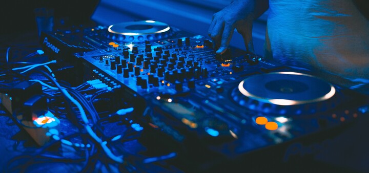 DJs